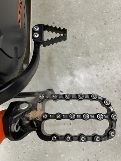 NICECNC Enlarged Aluminum Foot Pegs For KTM Adventure 1290, 1190, 1050, 1090 – Anodized, 304 Stainless Hardware